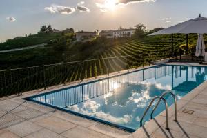 The swimming pool at or close to Hillside In
