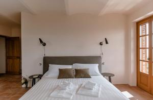 A bed or beds in a room at Hillside In