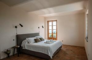 A bed or beds in a room at Hillside In
