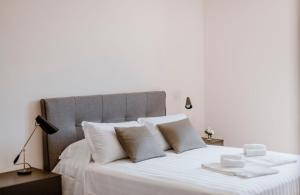 A bed or beds in a room at Hillside In