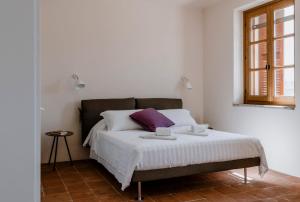 A bed or beds in a room at Hillside In