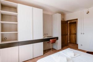 A bed or beds in a room at Hillside In