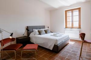 A bed or beds in a room at Hillside In Még 37 kép