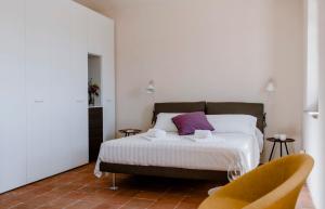 A bed or beds in a room at Hillside In