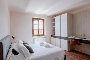 A bed or beds in a room at Hillside In