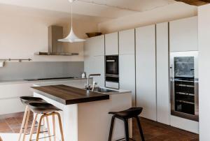 A kitchen or kitchenette at Hillside In