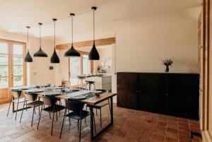 A seating area at Hillside In