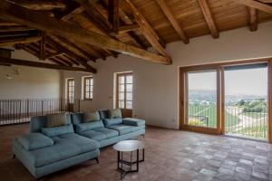 A seating area at Hillside In