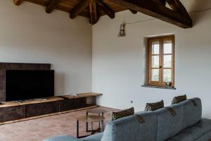A seating area at Hillside In
