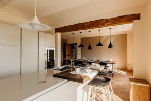 A kitchen or kitchenette at Hillside In