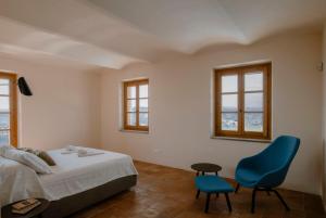 A bed or beds in a room at Hillside In