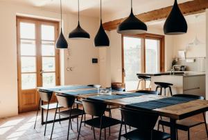 A kitchen or kitchenette at Hillside In