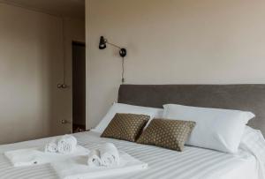 A bed or beds in a room at Hillside In