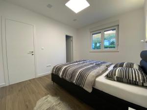 1 dormitorio con cama y ventana en Apartment Lida, en Podstrana