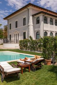 Villa con piscina frente a una casa en Livia Valeria Palace, en Roma