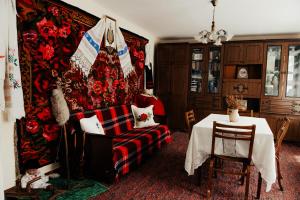 a living room with a couch and a table at Căsuţa de lângă Lac in Saharna Nouă
