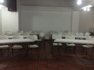 库库塔Hotel Zaraya的一间空房间,配有白色的桌子和白色的椅子 更多29张照片