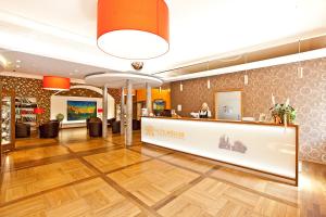 a lobby of a hotel with a reception counter at Hotel Müller in Hohenschwangau