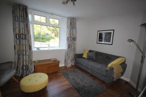 un soggiorno con divano e finestra di Mullarts Church -The Glendun Apartment a Knocknacarry