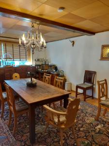 uma sala de jantar com uma mesa de madeira e cadeiras em Gästehaus Susanne em Oberstaufen