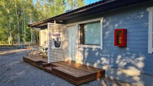 una pequeña casa con una terraza en un lado en Motelli Online Oy, en Porvoo