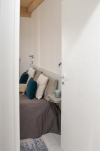 托雷安農齊亞塔的住宿－B&B Oplonti Resort，一间卧室配有一张带枕头和桌子的床