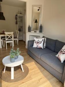 een woonkamer met een bank en een tafel bij Zomerhuis aan Zee in Zandvoort