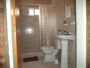 ein Badezimmer mit Toilette und Waschbecken in der Unterkunft Dptos Kandava San Antonio Este in San Antonio Este