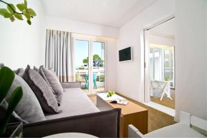 Телевизор и/или развлекательный центр в Marathon Beach Resort