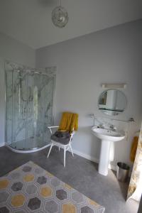 Kylpyhuone majoituspaikassa Mullarts Church -The Glenann Apartment