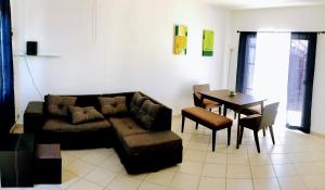 Casa Hestía في نويفو فايارتا: غرفة معيشة مع أريكة وطاولة