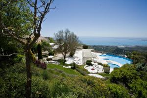 un complejo con piscina y vistas al océano en Palace Hotel San Michele, en Monte SantʼAngelo