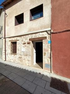 una entrada a un edificio con puerta en LA CASITA, en Zamora