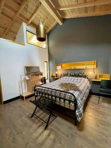 1 dormitorio con 1 cama grande en una habitación en LA CASITA, en Zamora