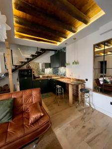 a living room with a couch and a kitchen at LA CASITA in Zamora