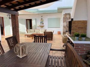 um pátio com uma mesa e cadeiras e uma lareira em Villa Magnolia (Vidreres) - Ideal para vacaciones en familia em Vidreres