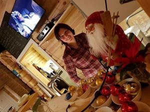 Um homem e uma mulher numa cozinha com decorações de Natal. em Grana Bryggeri em Snåsa