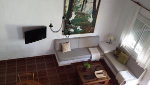 a living room with a couch and a tv at Casas Isabel in Zahora