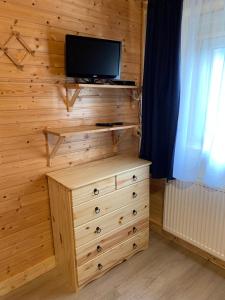 TV a/nebo společenská místnost v ubytování Penzion a Restaurace Vyhlídka