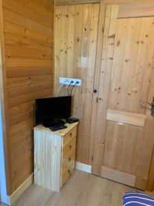 TV a/nebo společenská místnost v ubytování Penzion a Restaurace Vyhlídka