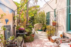 a courtyard with plants and tables and chairs at Sunny Boho Chic West Hollywood Flat! in Los Angeles