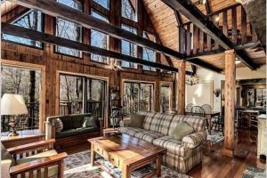 Spacious Mountain Cabin- Big Groups & Pet Friendly