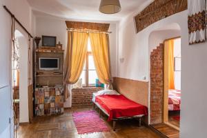 - une chambre avec un lit rouge et une fenêtre dans l'établissement Historical Center of Lviv, à Lviv