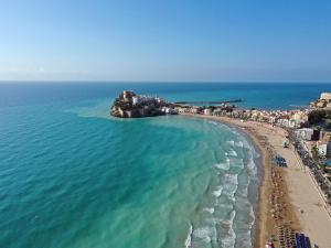 an aerial view of a beach and the ocean at Aguamarina in Peñíscola