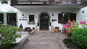 eine Veranda eines Hauses mit einer schwarzen Tür in der Unterkunft Hotel St. Georg in Bad Reichenhall