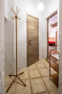 La salle de bains est pourvue d'une douche et d'une porte en bois. dans l'établissement Historical Center of Lviv, à Lviv