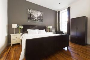 4 Bedroom NYC Apartment客房内的一张或多张床位