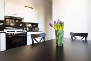4 Bedroom NYC Apartment的厨房或小厨房