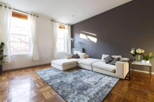 4 Bedroom NYC Apartment的休息区