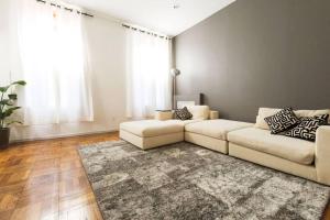 4 Bedroom NYC Apartment的休息区